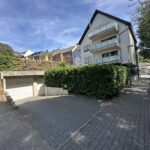 Giebelansicht und TG-Zufahrt