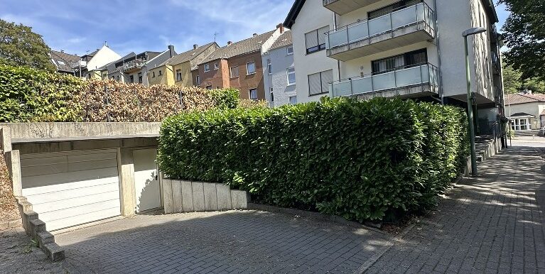 Giebelansicht und TG-Zufahrt